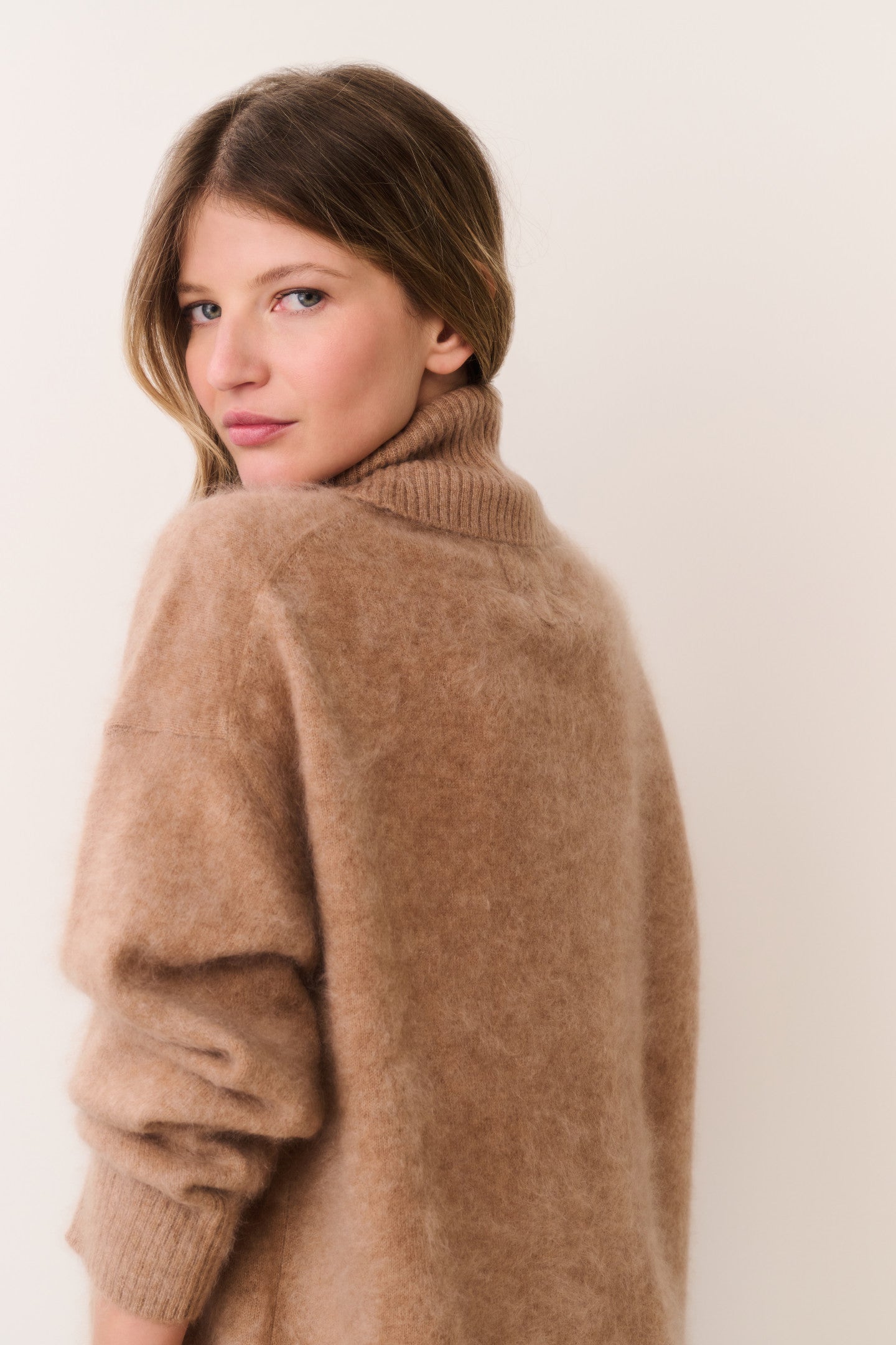 Nia Cashmere Turtleneck Sweater - BROWN SUGAR